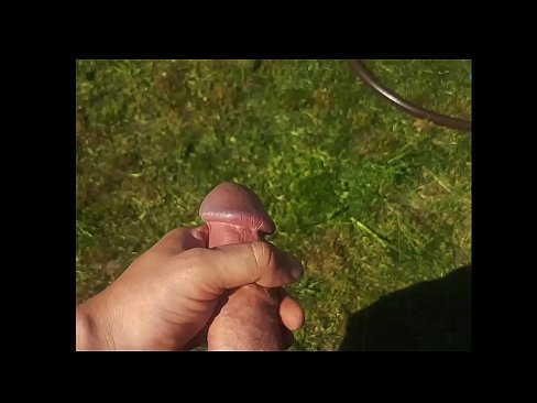 ❤️ Keçika germ di bexçeyek havînê de pisîka xwe ya pembe diqelişe û bi şuştinê dixe. ☑ Pornoya anal li me ❌️❤