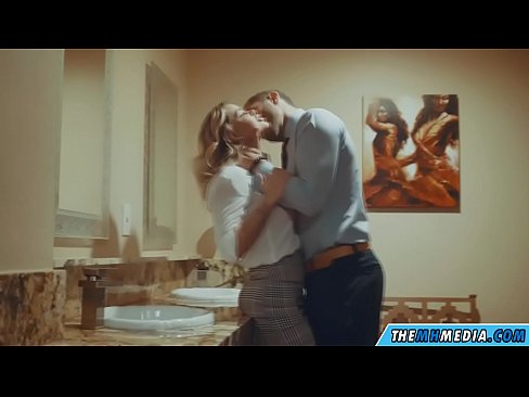 ❤️ Gava ku blondeyek busty we di nav hewşek gelemperî de dixapîne ☑ Pornoya anal li me ❌️❤